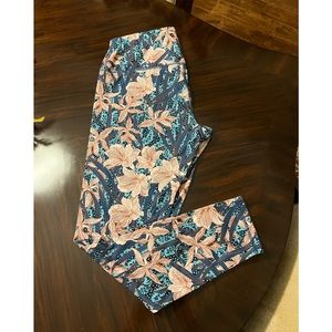 NWOT Glyder Leggings. Beautiful Design. Best leggings ever! Size Large.